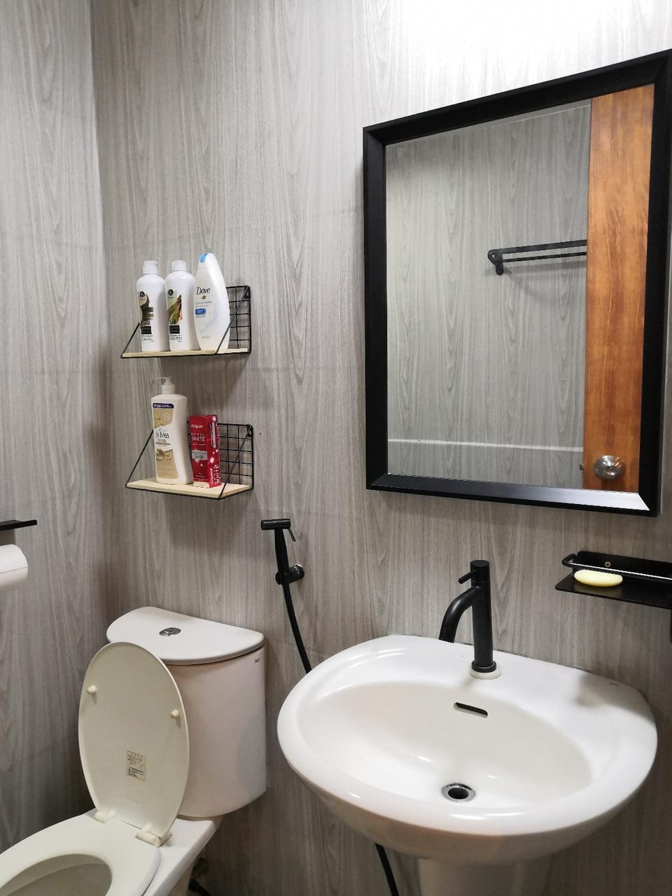 Modern Industrial Unit-Lee Gardens Condo w/Netflix Apartment in Mandaluyong