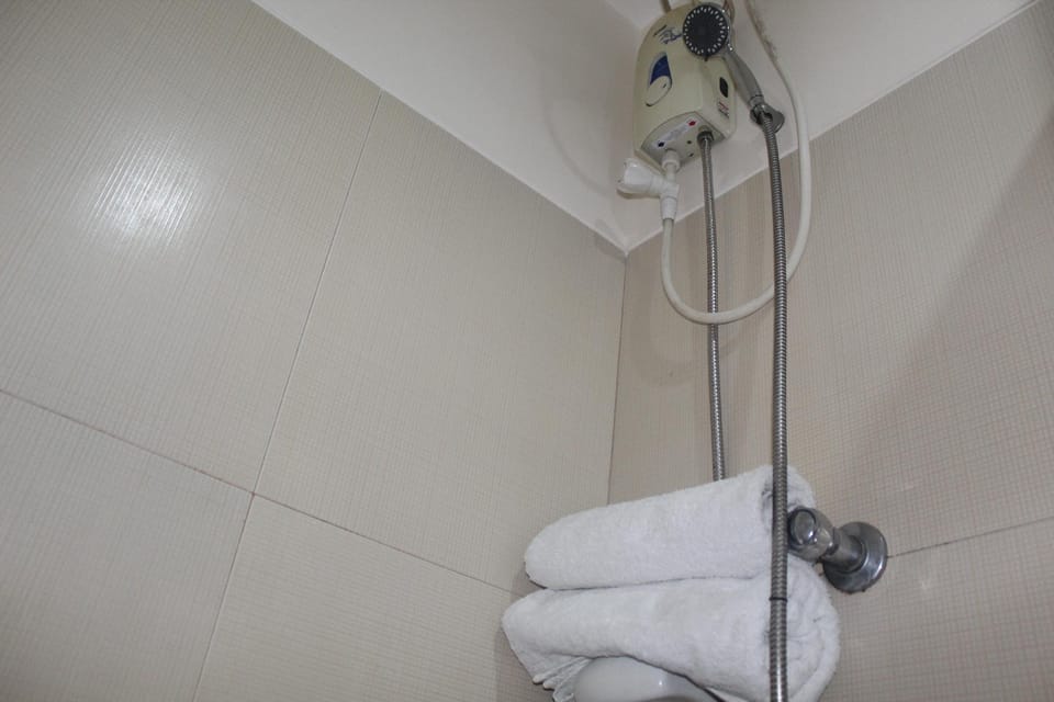 CHATEAU ELYSSE  A3 NEAR AIRPORT FREE WIFI Apartment in Paranaque