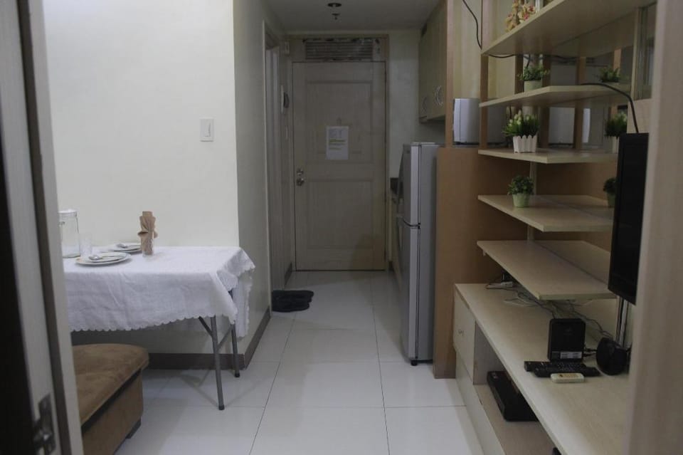 CHATEAU ELYSSE  A4 NEAR AIRPORT  FREE WIFI Apartment in Paranaque