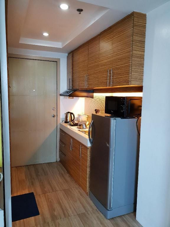 MPlace Happy w/ Netflix+Cook+Pool+Wifi+Games Apartment in Quezon City