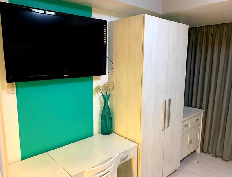 Luxury Apartment w/ Fast WiFi+Parking near Airport Apartment in Paranaque