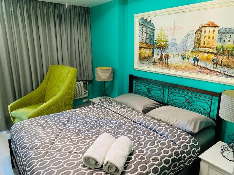 Luxury Apartment w/ Fast WiFi+Parking near Airport Apartment in Paranaque