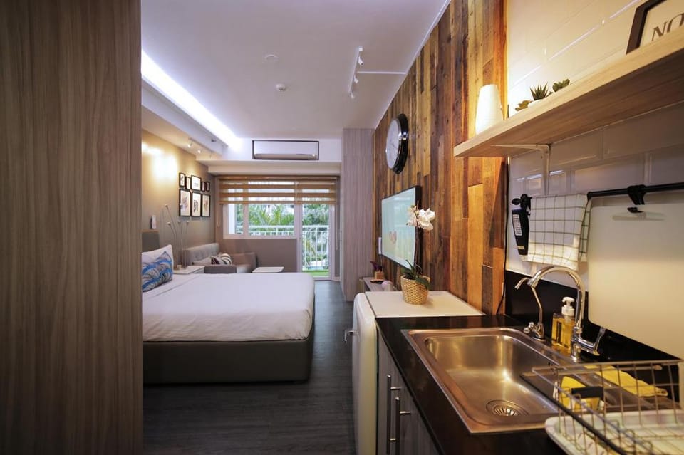 Cozy Shell Residences Condo w/ Balcony - Pool View Apartment in Pasay