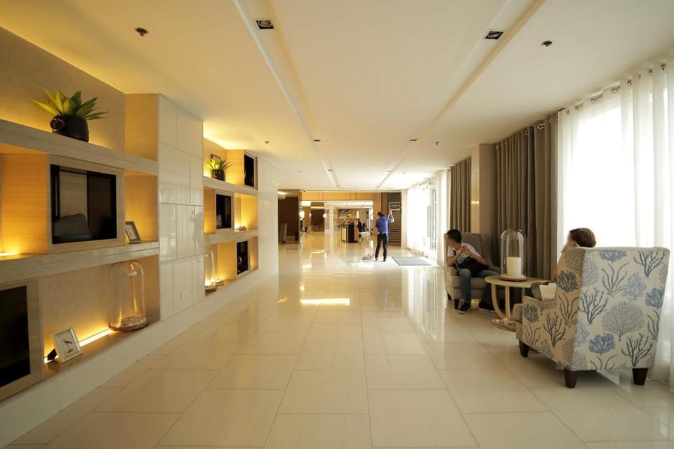 Cozy Shell Residences Condo w/ Balcony - Pool View Apartment in Pasay