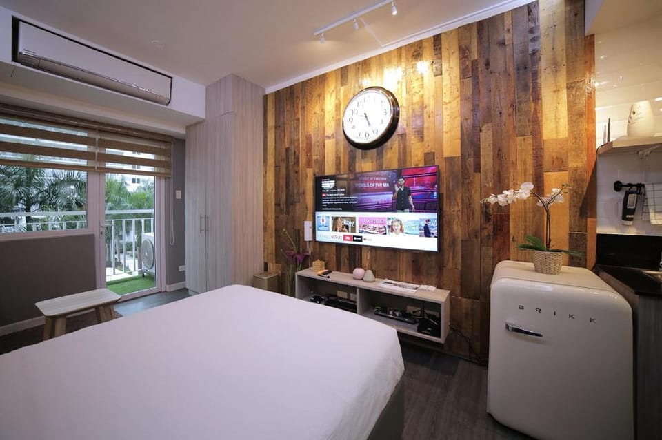 Cozy Shell Residences Condo w/ Balcony - Pool View Apartment in Pasay