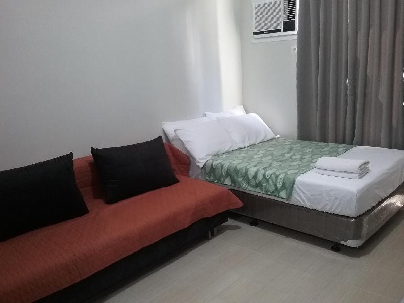 Condoluxe Pioneer Woodlands Apartment in Mandaluyong