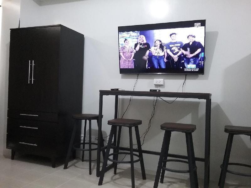 Condoluxe Pioneer Woodlands Apartment in Mandaluyong