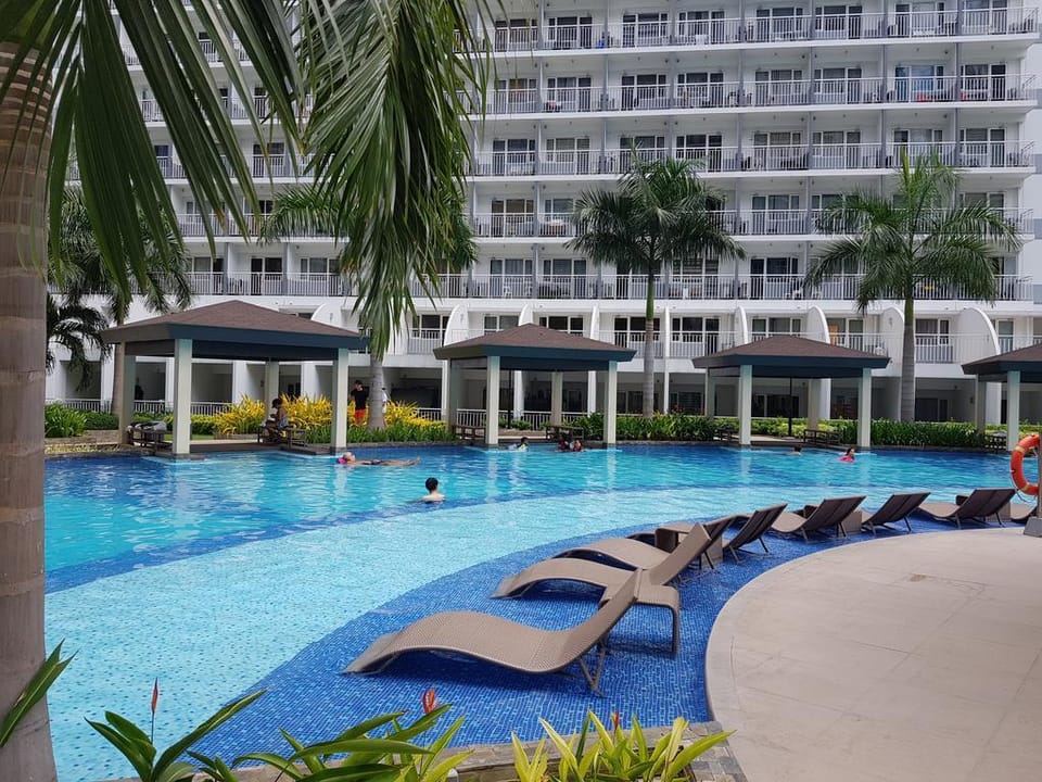 Modern Getaway with Parking Shell MOA Apartment in Pasay