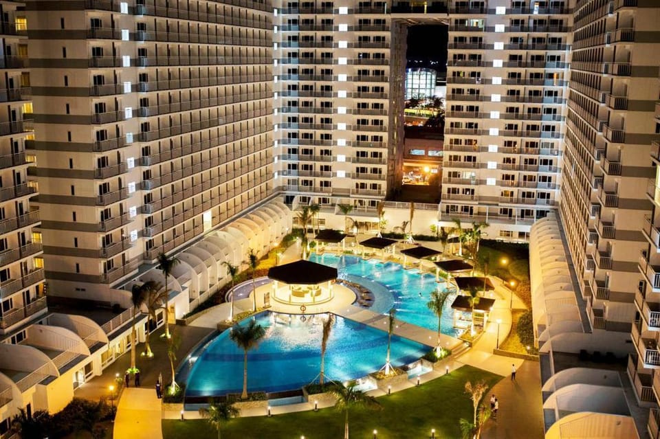 Modern Getaway with Parking Shell MOA Apartment in Pasay