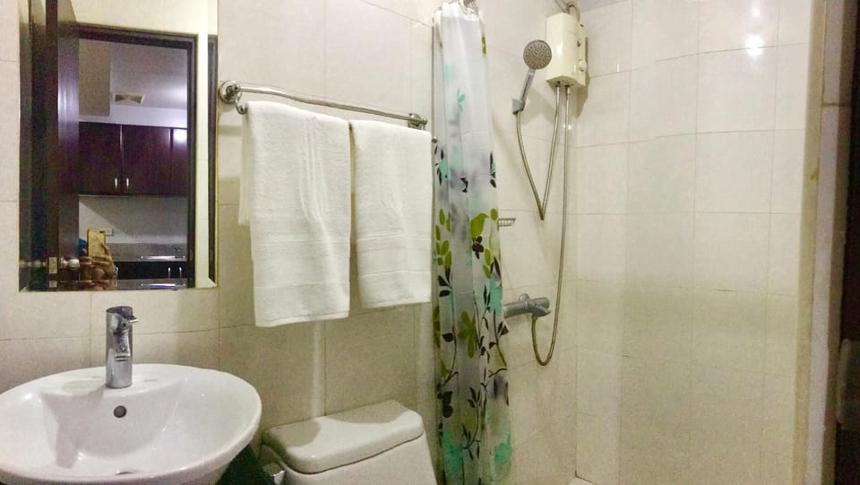 Condotel Deluxe at Manhattan Araneta  Near Gateway Apartment in Pasig