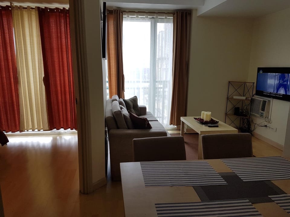 2 Br corner unit w/ 2 Queen across Shangrila Mall Apartment in Mandaluyong