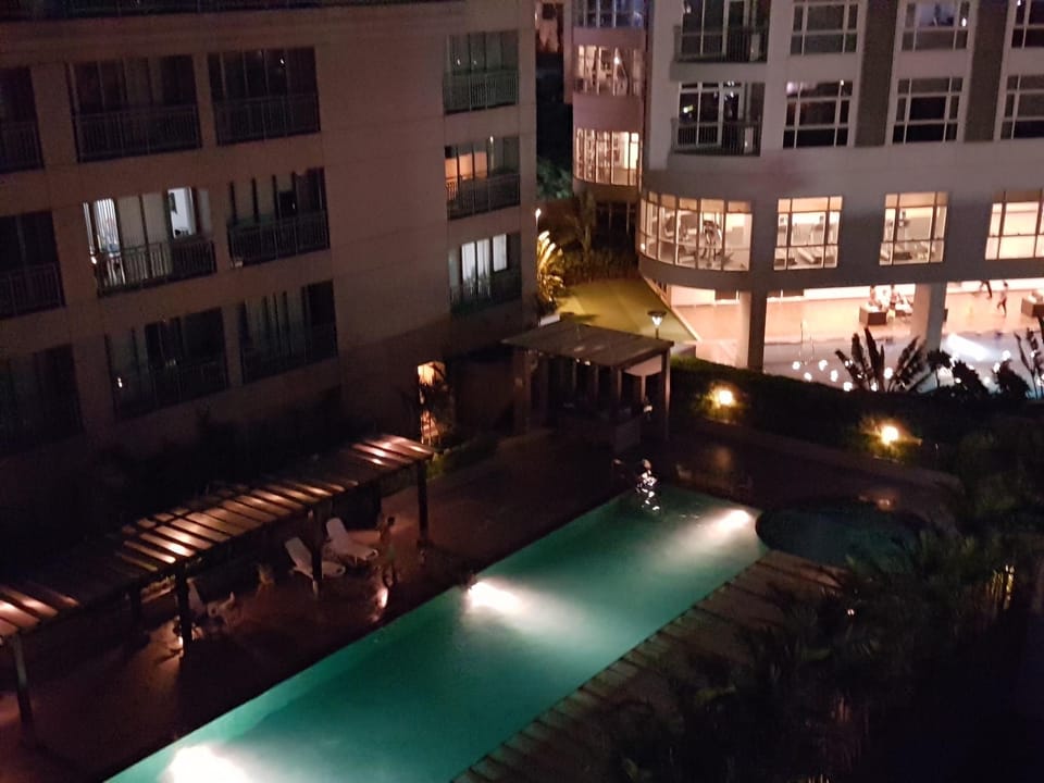 2 Br corner unit w/ 2 Queen across Shangrila Mall Apartment in Mandaluyong