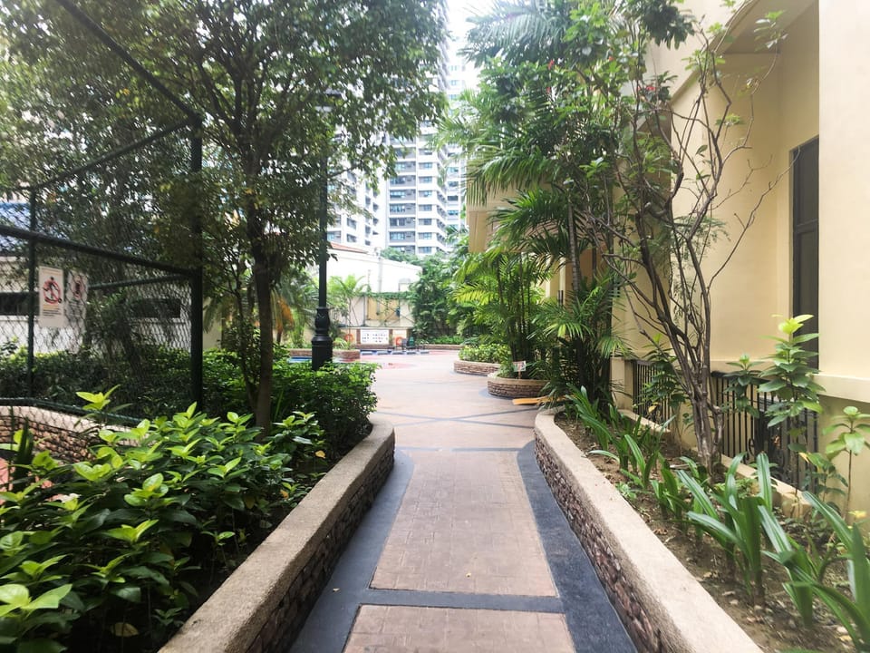 Forbeswood Heights (4E) | 2BR near Airport | 6 Pax Apartment in Makati