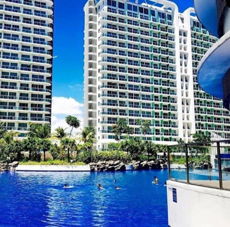 AZURE B3 WAVEPOOL BALCONY  NEAR MALL AIRPORT Apartment in Paranaque