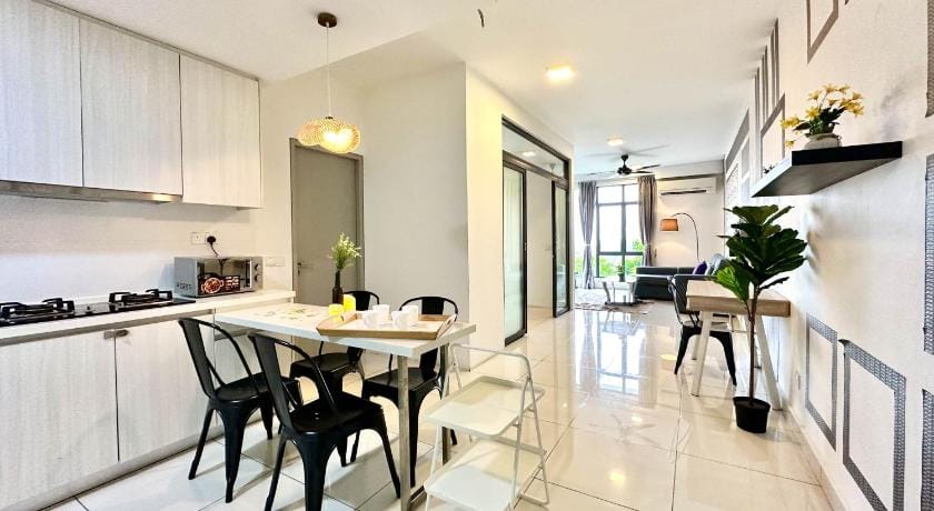 RenoSuite 1Tebrau @ 3BR 5pax near Midvelley by UHA Apartment in Johor Bahru