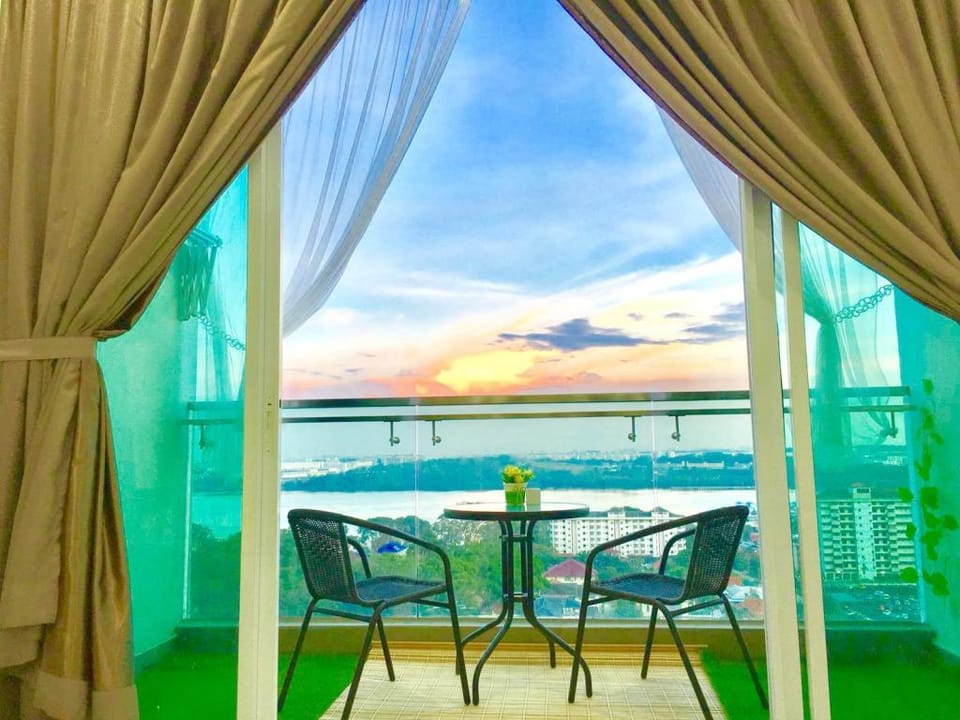 Spacious 2Bed Condo Suites w Jacuzzi Bath/Smart TV Apartment in Johor Bahru