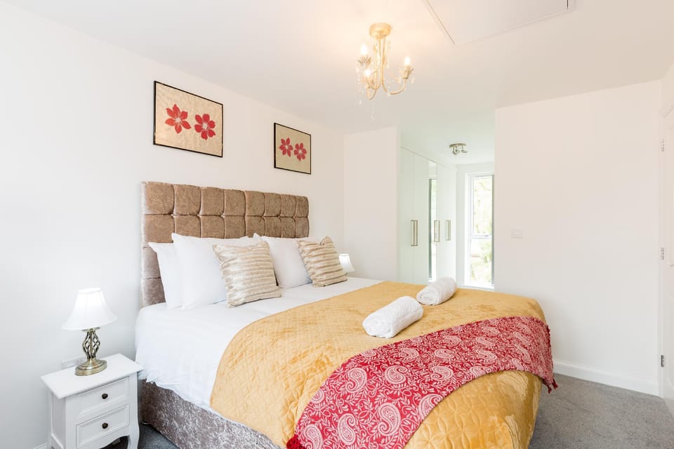 Svelte Living- Lovely house with parking-sleeps 10 Vacation rental in Birmingham