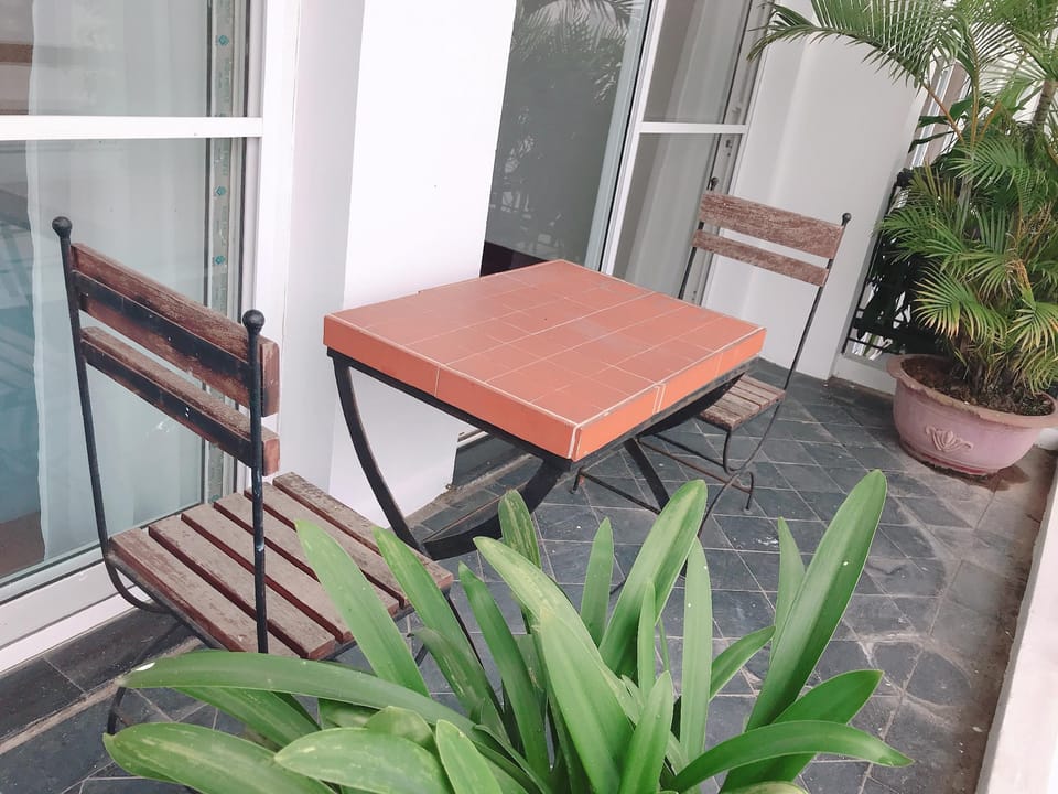 Beautiful lake view apt/Small balcony/Tay Ho area Apartment in Laos