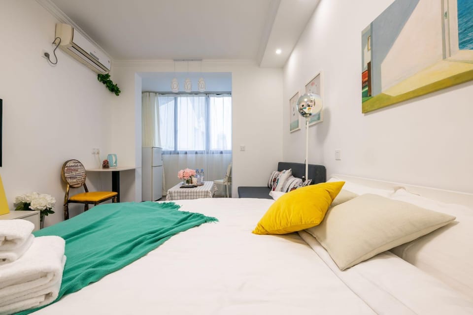 [Jingyi] No.3, Lane 1121, Changle Road, Downtown Apartment in Shanghai