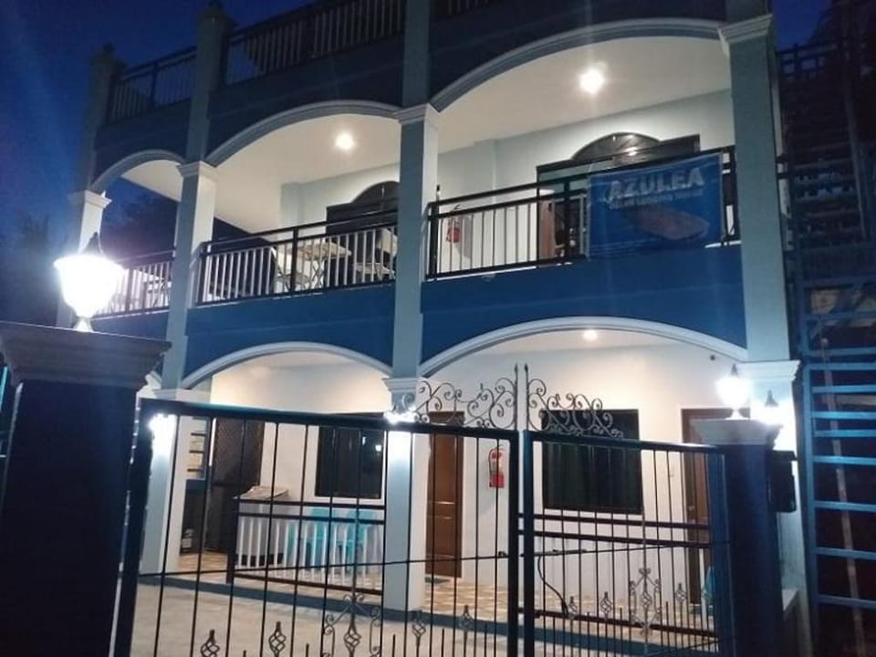 Azulea Family Deluxe 1 * own CR, shower, AC, TV Vacation rental in Oslob