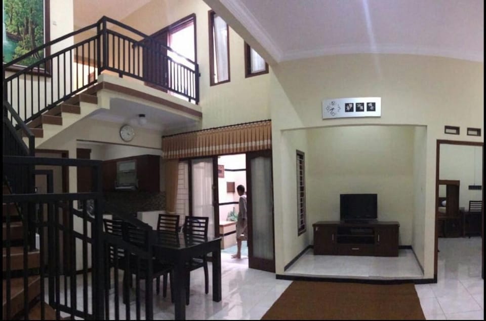 PALMVIEW HOMESTAY GRIYA MERTOJOYO MALANG Villa in East Java