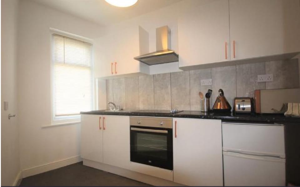 Newly Refurbished Top Floor Flat, 5 Min To Beach Apartment in Bournemouth