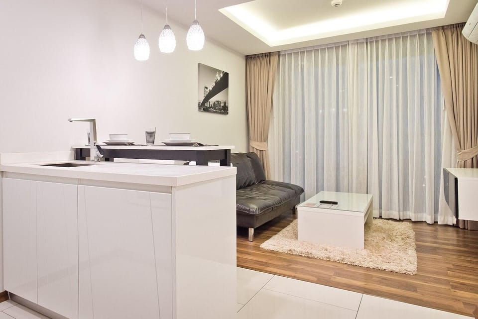 SEA VIEW Large 1 Bedroom in The Peak Towers! Apartment in Pattaya City