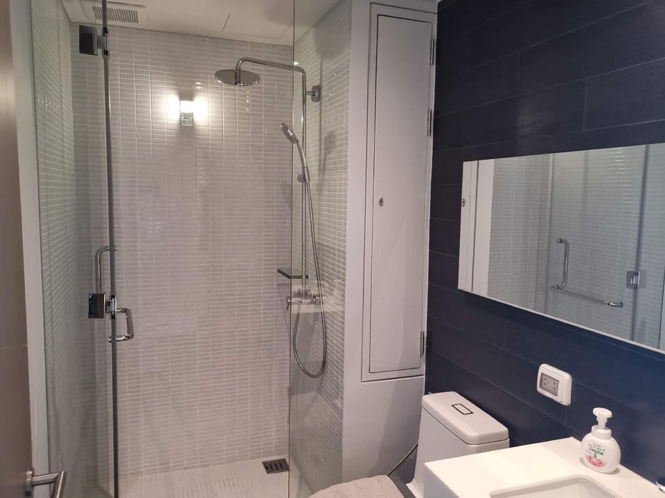 Corner Unit 2 BR Amazing Sea View @ Veranda 6 PAX Apartment in Pattaya City