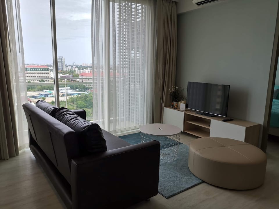 Corner Unit 2 BR Amazing Sea View @ Veranda 6 PAX Apartment in Pattaya City