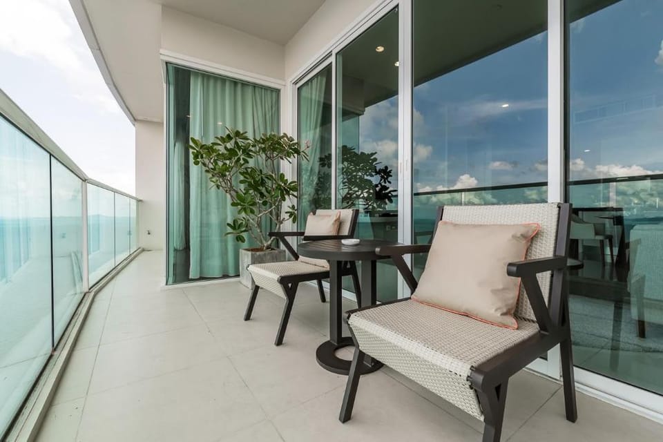 Beachfront 1BR Condo – Ocean View & Beach Access Apartment in Pattaya City