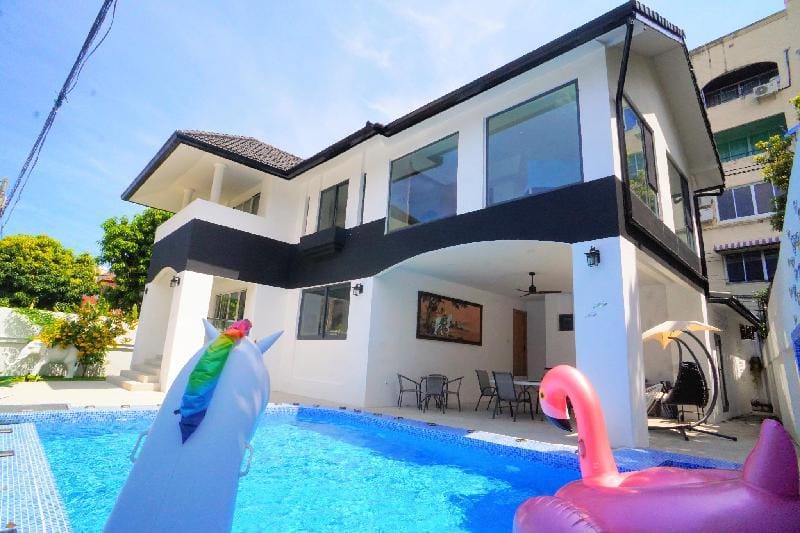 4 Bedrooms Luxury Pool Villa Villa in Pattaya City