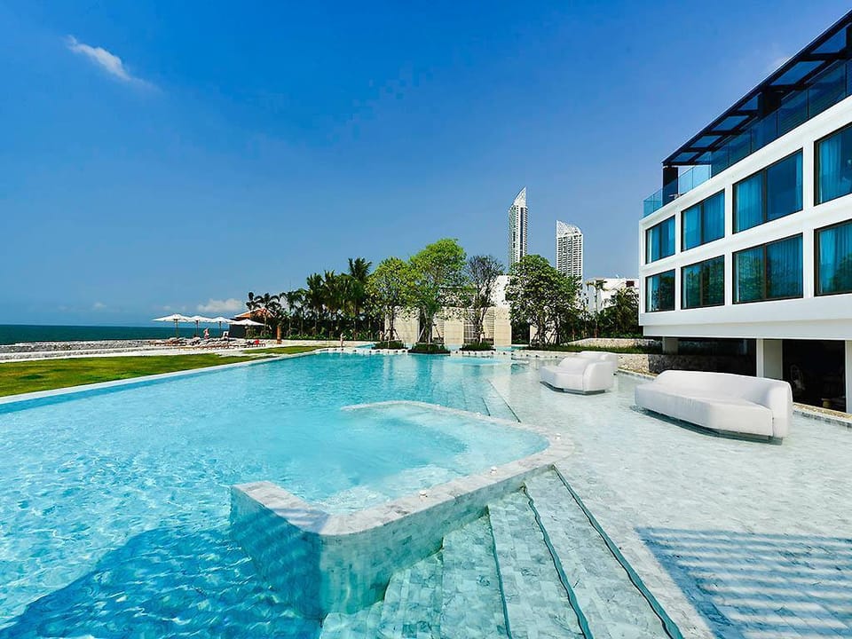 Stunning sunset on 30th floor beach front@Veranda Apartment in Pattaya City