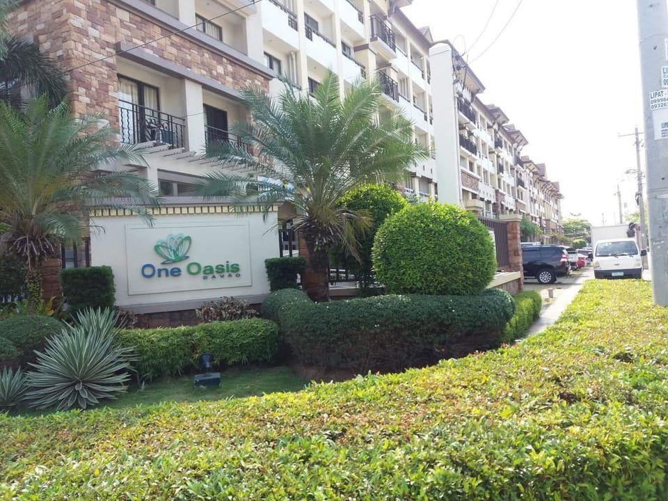 ONE OASIS A1   FREE POOL  AT BACK OF SM MALL DAVAO Apartment in Davao City