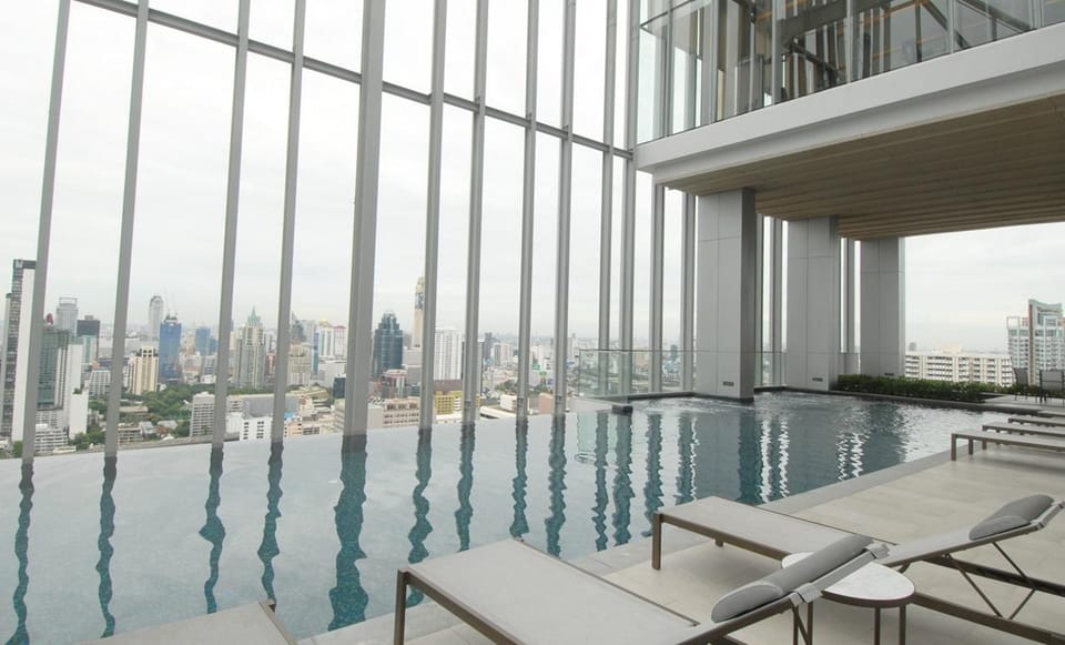 Nana BTS Luxury Studio City View Lovely Sky Pool Apartment in Bangkok
