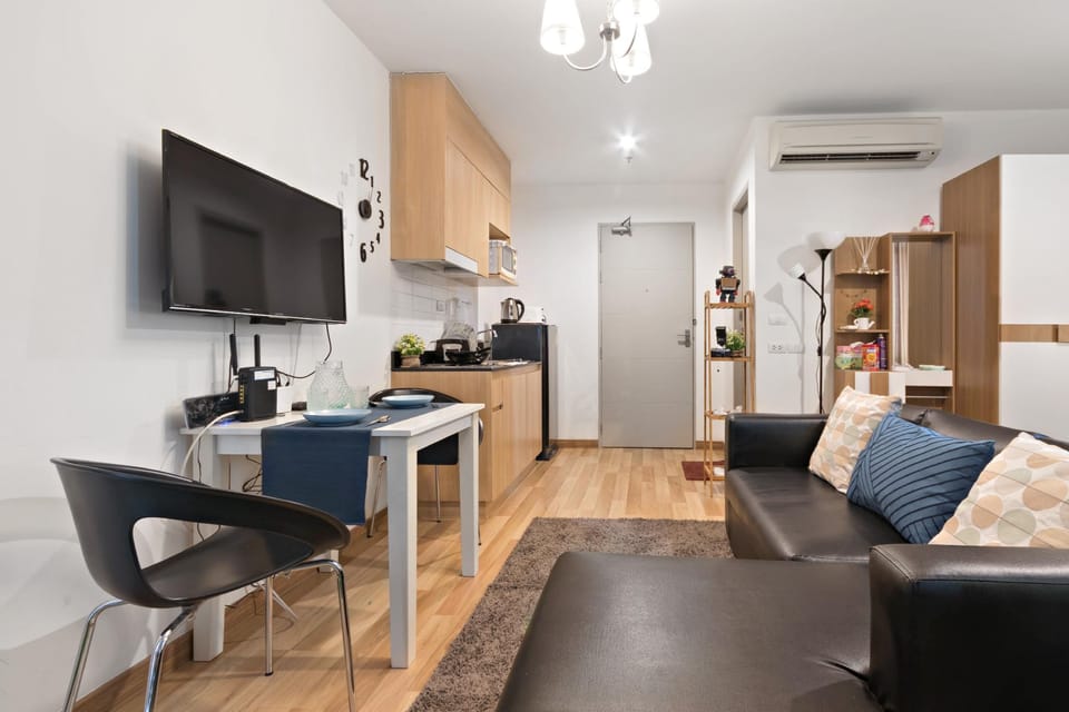 2 Mins walk to BTS Udomsuk  Wifi Market Convenient Apartment in Bangkok