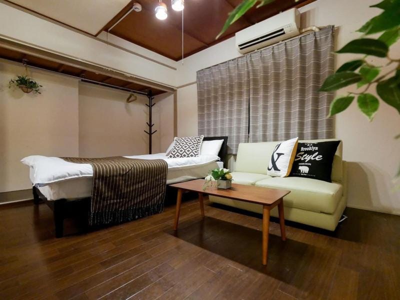 Direct Airport Bus, 1 min walk to Dotonbori, 3 min walk to Shinsaibashi 505 R7 Apartment in Osaka