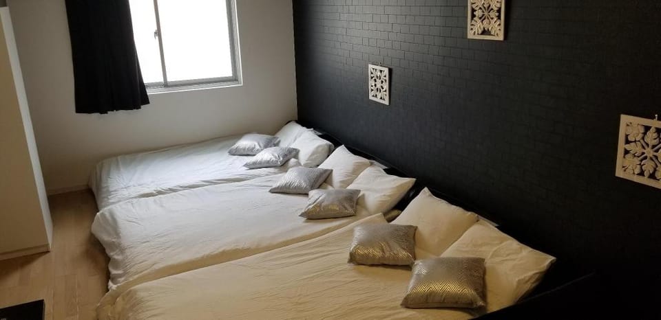 minutes to Namba! Subway station square 505 Apartment in Osaka