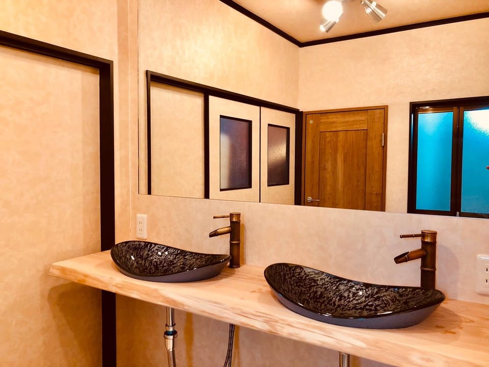 Lamp House 100M2  4Bedroom 2bath 2toilet Free WiFi Vacation rental in Osaka