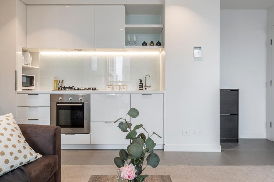 2BR Apt FREE Tram Zone*Parking*Netflix*Wine*View Apartment in Melbourne