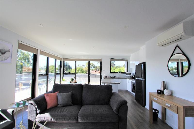 Penthouse Quiet LaTrobe Uni, Austin Mercy Hospital Apartment in Melbourne
