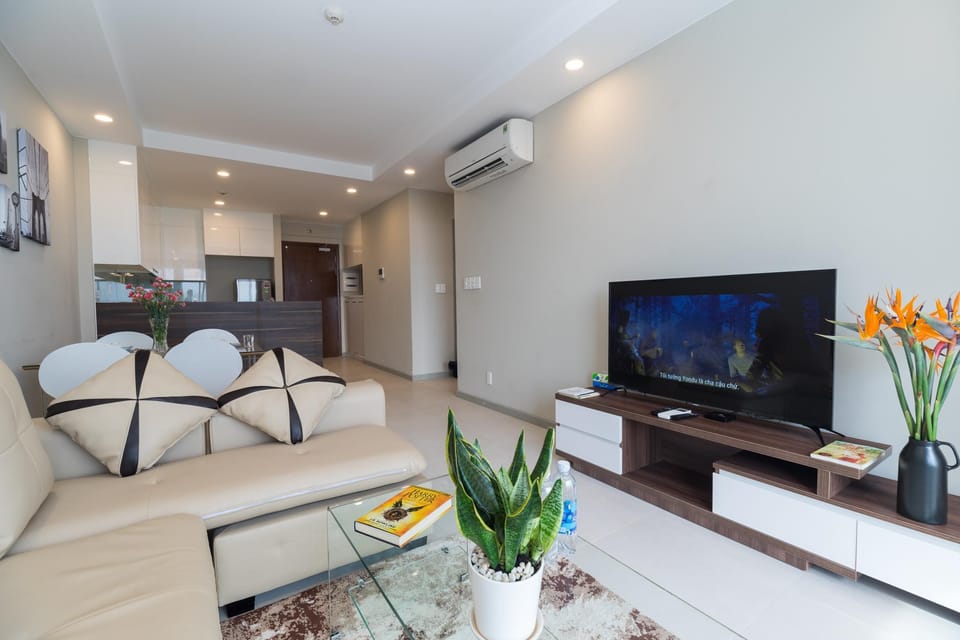 Modern2BR Apt w FREE Rooftop Pool&Gym-10mins to D1 Apartment in Ho Chi Minh City