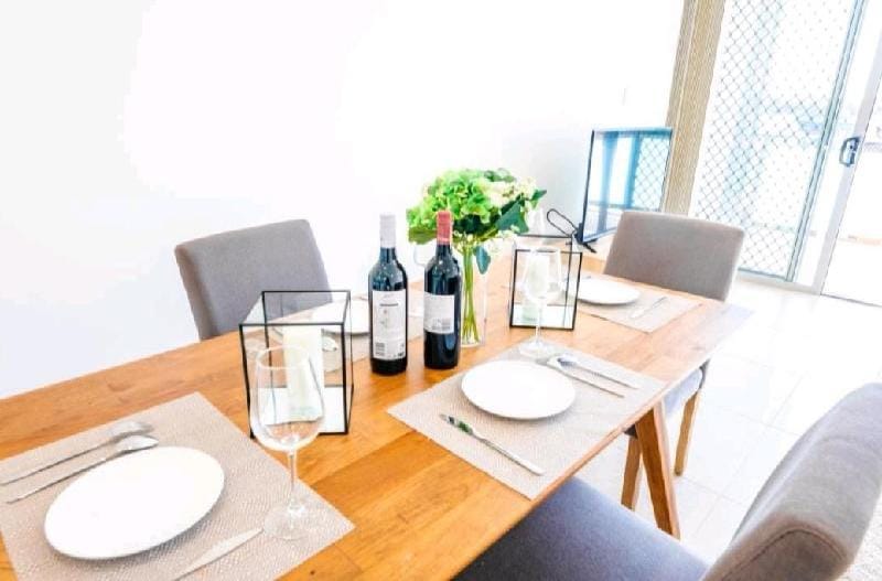 Convenient 2BR Modern Apt next to Station & Mall Apartment in Sydney