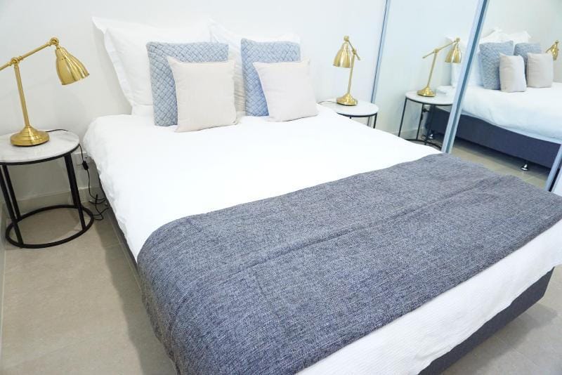 Convenient 2BR Modern Apt next to Station & Mall Apartment in Sydney