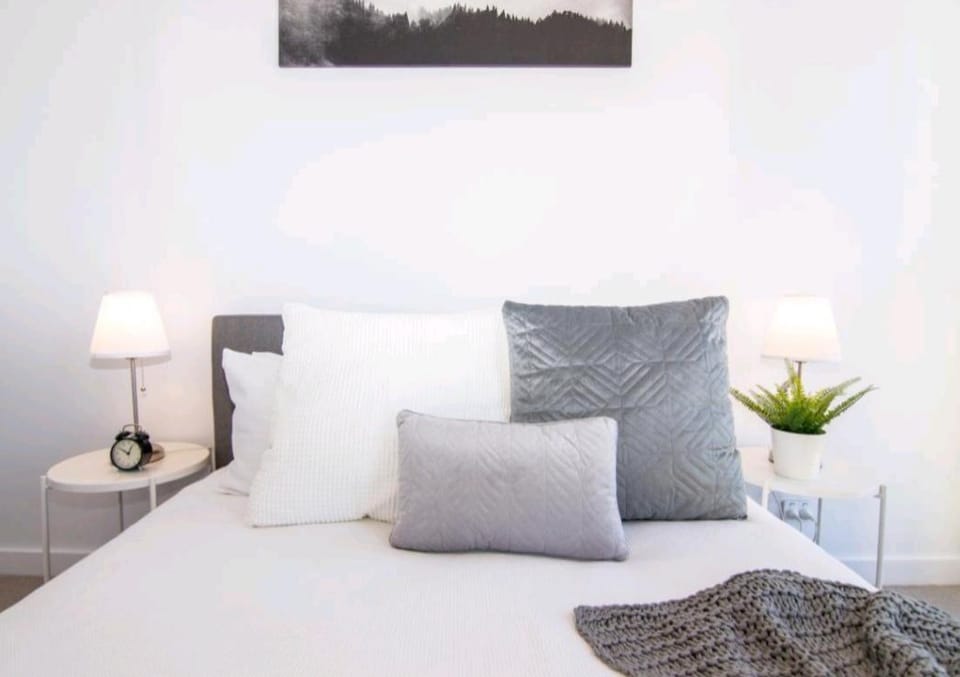 Luxury Modern 4BR Home close to Olympic Park & CBD Vacation rental in Sydney