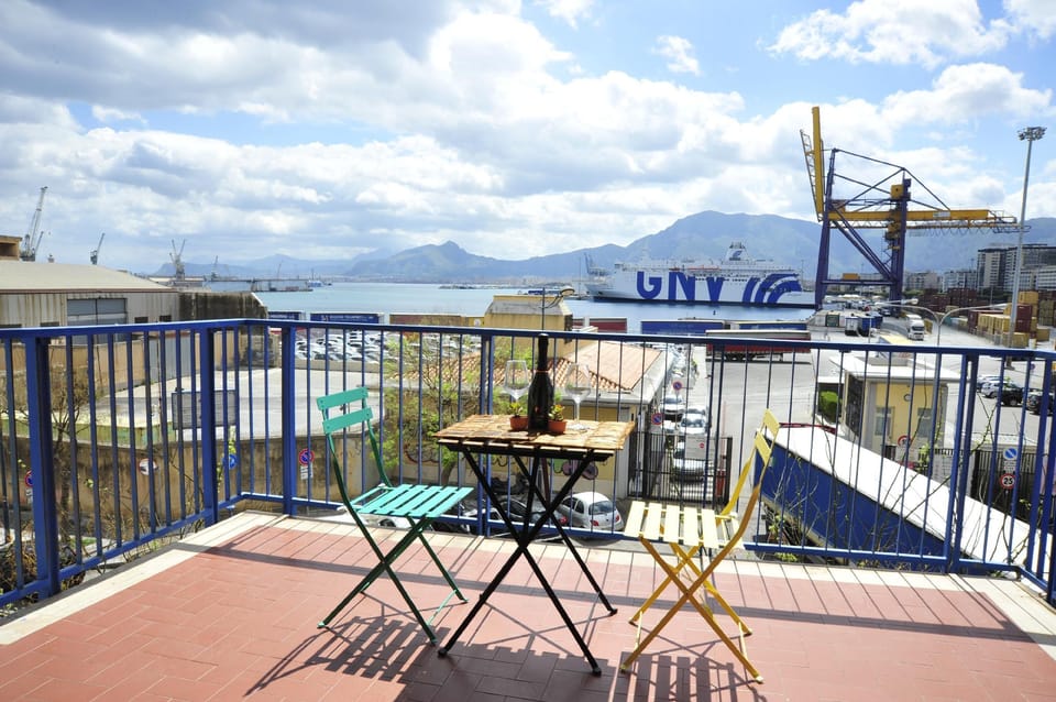 Apartment  cozy, spacious and bright with sea view Apartment in Palermo