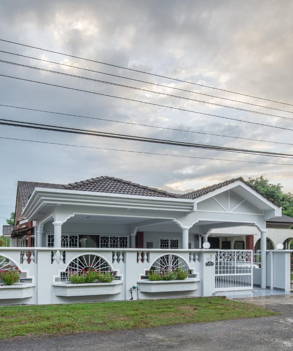 4 Bedrooms Semi-D Homestay Bachang Vacation rental in Malacca