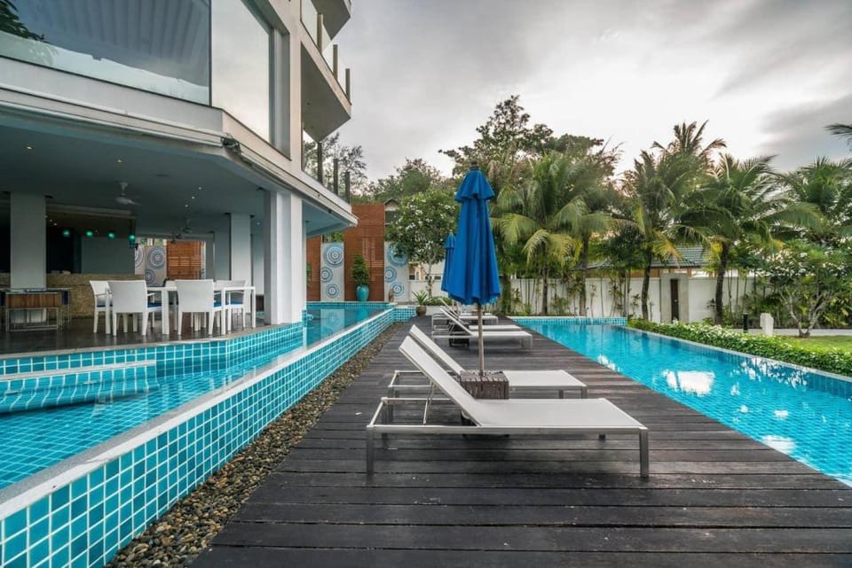 Bang Tao Beachfront 2br apartment, sea view pool Apartment in Choeng Thale
