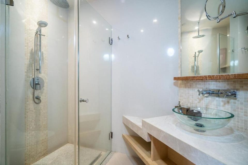 Bang Tao Beachfront 2br apartment, sea view pool Apartment in Choeng Thale