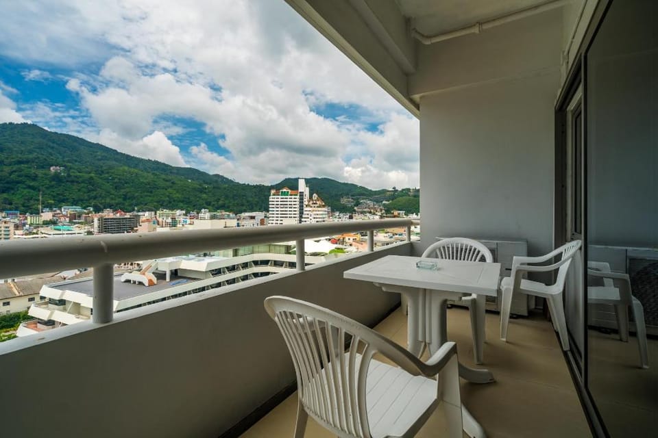 Patong Tower -prime location, 150m to beach, cafes Apartment in Patong