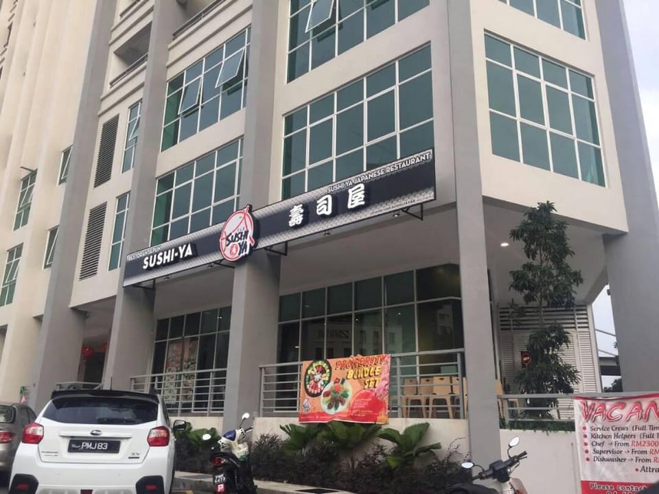 Straits Garden Suite (Cozy Red 1) Apartment in George Town